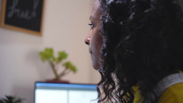 Фокус Стріляв Обличчю Руках Афро Американської Жінки Яка Працювала Табличкою — стокове відео