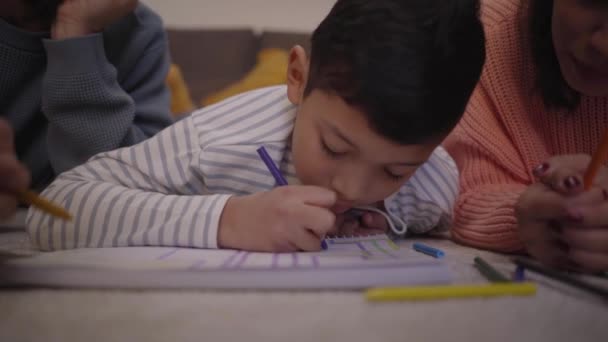 아이는 집에서 부모와 숙제를 합니다 시간에 행복하고 연합된 — 비디오