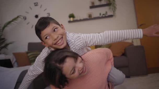 Latein Mutter Und Sohn Spielen Spaß Zusammen Wohnzimmer Lächelnder Kleiner — Stockvideo