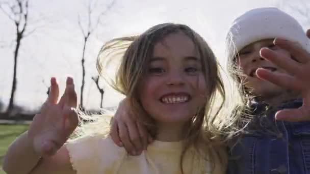 Irmãos Sorrindo Loiras Cumprimentam Câmera Parque Cidade Livre Crianças Divertem — Vídeo de Stock