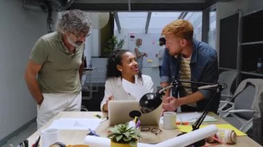 Modern ofis çeşitli iş arkadaşları kadın liderle konuşmak için iş stratejileri geliştirmek için toplantılar yapıyorlar. İş arkadaşları kadın patrondan bahseder. İnsanlar işlerini geliştirmek için fikirlerini paylaşıyorlar..