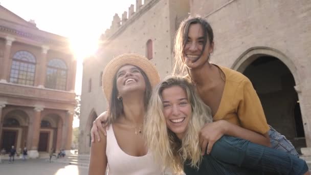 Gente Disfrutando Las Vacaciones Verano Grupo Mujeres Mirando Cámara Cuestas — Vídeos de Stock