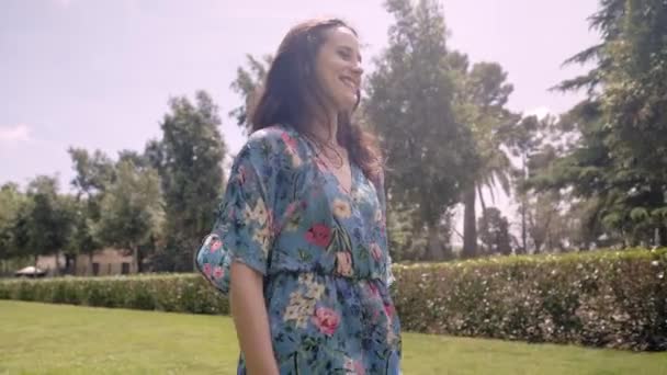 在自然草园里穿着衣服快乐地走着的微笑的女人 人的幸福和自由的概念 快乐而自信的女性 优质Fullhd影片 — 图库视频影像