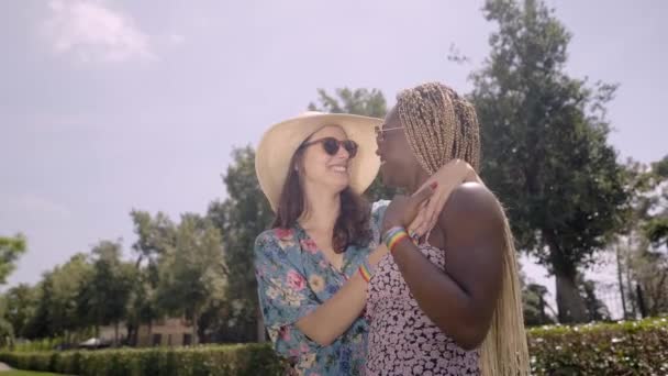 Par Mujeres Jóvenes Hermosas Chatear Aire Libre Zona Del Jardín — Vídeo de stock