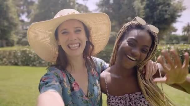 Dwie Uśmiechnięte Wielorasowe Kobiety Machają Kamery Nagrywając Zawartość Telefonu Komórkowego — Wideo stockowe