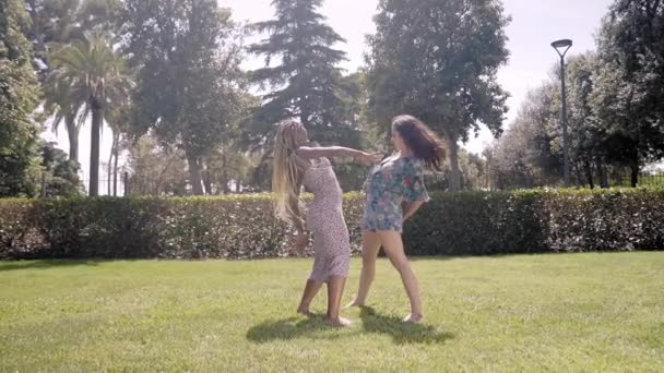 Młoda Dorosła Wielorasowa Para Stylowych Dziewczyn Tańczących Hip Hop Street — Wideo stockowe
