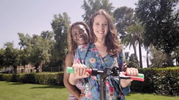 Par Chicas Verano Sonrientes Posan Mirando Cámara Para Retrato Scooter — Vídeo de stock