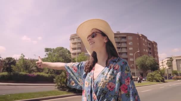 Joven Mujer Bonita Sonriente Vestido Verano Sombrero Pide Cabina Aire — Vídeos de Stock