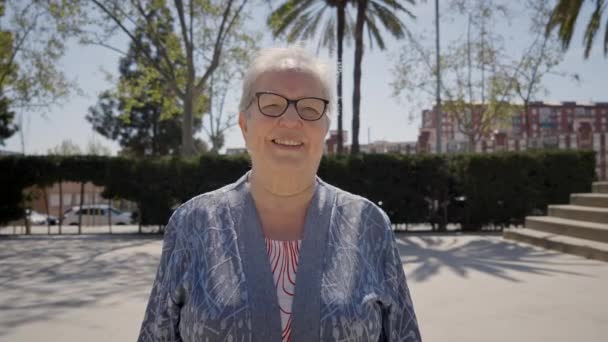 Šťastná Starší Šedovlasá Žena Hledící Kameru Pózující Venku Příjemný Pozitivní — Stock video