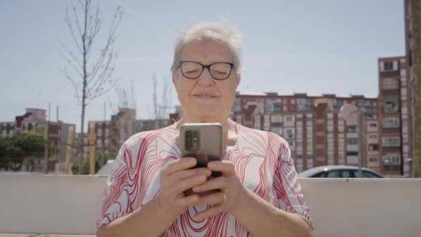 Érett Ősz Hajú Szabadban Telefonböngésző Alkalmazásokkal Nézi Képernyőt Idős Női — Stock videók