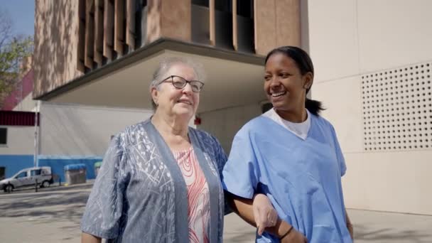 Rentnerin Läuft Lächelnd Arm Einer Jungen Lateinamerikanischen Haushaltshilfe Der Nachbarschaft — Stockvideo