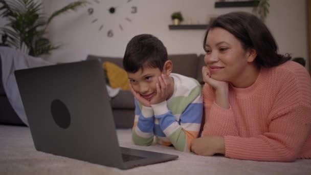 Latynoska Matka Syn Oglądają Kreskówki Laptopie Leżące Dywanie Salonie Uśmiechnięty — Wideo stockowe