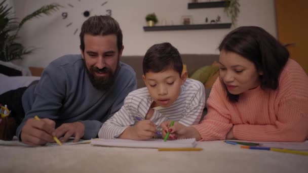 Латинський Хлопчик Робить Домашнє Завдання Молодими Батьками Щаслива Єднана Багаторасова — стокове відео