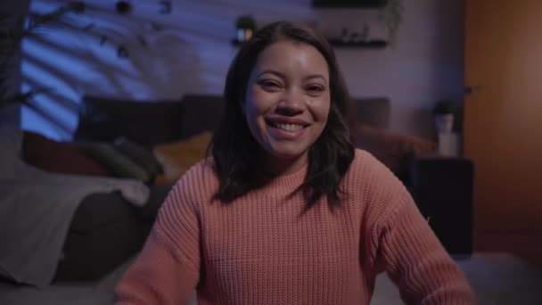 Jovem Latina Gravando Vídeo Tutorial Para Seus Seguidores Influências Femininas — Vídeo de Stock