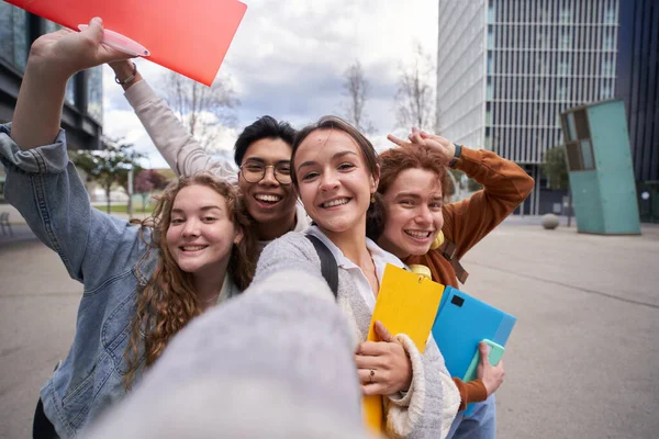 Mosolygó Multiracionális Egyetemisták Akik Selfie Készítenek Iskolában Boldog Barátok Fényképe — Stock Fotó