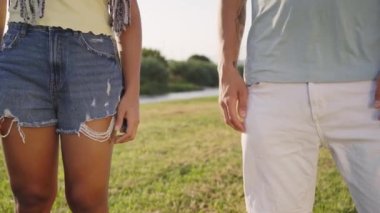 Doğayla iç içe geçen aşk elleri. Dışarıda el ele tutuşan tanınmayan erkek ve kadın elleri. Romantik insanlar dışarıda el ele tutuşuyor..