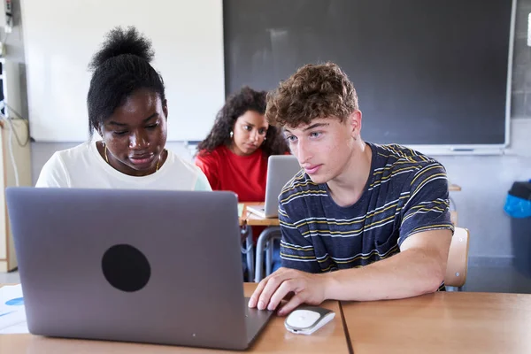 Μαθητές Μελετούν Χρησιμοποιώντας Φορητό Υπολογιστή Στην Τάξη Που Κάθεται Στο — Φωτογραφία Αρχείου