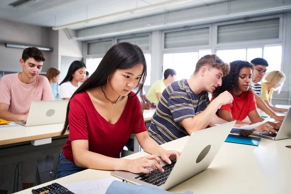 Joven Estudiante Secundaria Asiática Estudia Usando Una Computadora Portátil Grupo —  Fotos de Stock