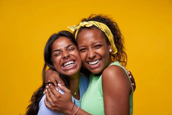 Dwie Piękne Czarne Dziewczyny Przytulające Się Uśmiechnięte Samotnie Żółtym Tle — Zdjęcie stockowe