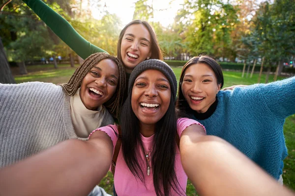 Ομαδικό Πορτραίτο Κοριτσιών Που Διασκεδάζουν Εξωτερικούς Χώρους Βγάζοντας Selfie Τέσσερις — Φωτογραφία Αρχείου