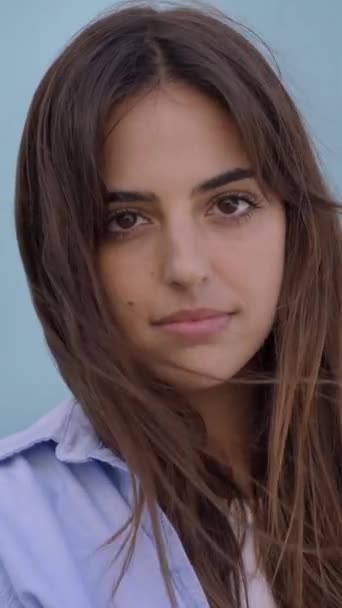 Verticale Video Blauwe Achtergrond Ernstige Geconcentreerde Jonge Blanke Vrouw Mooi — Stockvideo