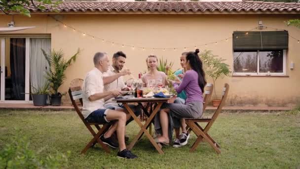 Skupina Přátel Dává Grilování Dvorku Šťastní Lidé Baví Piknikové Zahradě — Stock video