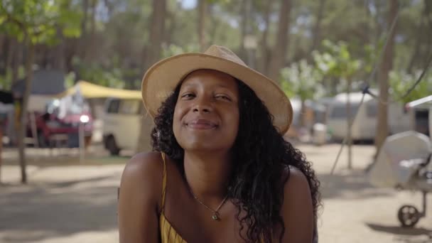 Κοντινό Πλάνο Της Νεαρής Όμορφης Αφρο Αμερικανίδας Που Χαμογελά Χαλαρή — Αρχείο Βίντεο