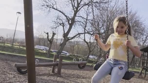 Mała Blondynka Huśtająca Się Szczęśliwie Drewnianej Huśtawce Parku Zabawny Uśmiechnięty — Wideo stockowe