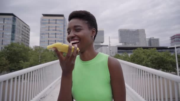 Mulher Africana Usando Telefone Celular Sorrindo Engraçado Jovem Feliz Cidade — Vídeo de Stock
