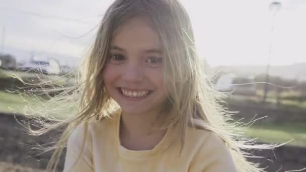 Wesoła Blondynka Podchodzi Patrzy Kamerę Śmiechem Chichoczącym Wyrazem Twarzy Dzieciak — Wideo stockowe