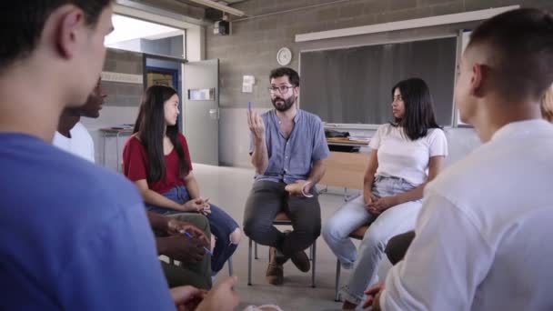 中学教师教授学生的课程 国际学校同班的同学 在大学学习新概念的多种族年轻人 — 图库视频影像