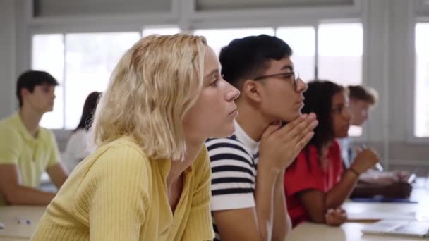 Lisede Tarih Felsefe Sınıfındaki Gençler Kıza Odaklan Elini Kaldır Öğretmenine — Stok video