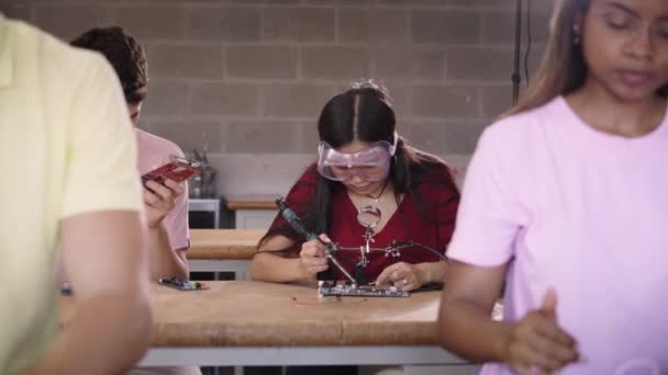 Fiatal Diákok Egy Felsőfokú Szakiskolából Osztályteremben Akik Forrasztó Elektronikus Áramköri — Stock videók