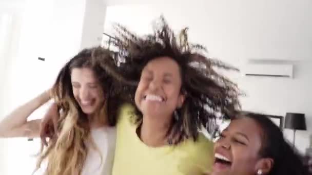 Три Взволнованных Молодых Друга Танцуют Поют Дома Весёлые Многорасовые Девушки — стоковое видео