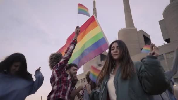 Grupp Människor Firar Gay Pride Day Och Har Roligt Tillsammans — Stockvideo