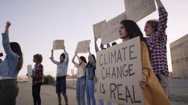 プロテスタント ホールディング ポスト気候変動のグループは本物です 屋外でデモを行う活動家 高品質のフルHd映像 — ストック動画