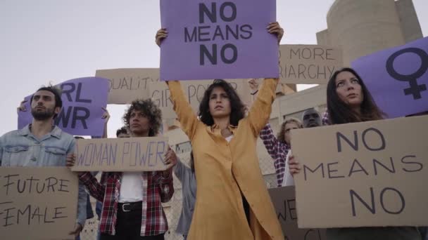Women Activist Protesting Holding Banners Marche Contre Violence Domestique Ralenti — Video