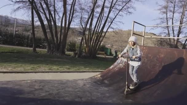 Skicklig Pojke Rider Upp Och Ner Skateboardåkare Park Utövar Riskfyllda — Stockvideo
