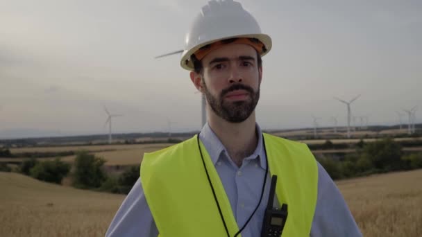 Engenheiro Técnico Trabalhando Olhando Sério Para Câmera Parque Eólico Trabalhador — Vídeo de Stock