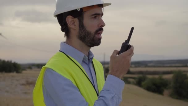 Szélturbina Megújuló Energia Mérnök Dolgozik Beszél Walkie Talkie Visel Kemény — Stock videók