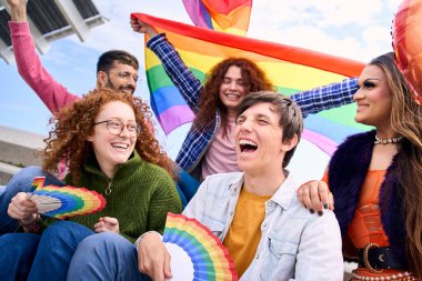 Eşcinsel onur festivali gününü kutlayan neşeli genç arkadaşlar. LGBT topluluğundan beş kişi dışarıda eğleniyor. Lezbiyen, homoseksüel, transseksüel ve ikili olmayan.
