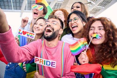 Çeşitli mutlu gençler sosyal medyada eşcinsellerin gurur gününü kutlamak için komik selfie çekiyorlar. Lgbt topluluğunun neşeli arkadaşları dışarıda. Nesiller z eğleniyor.
