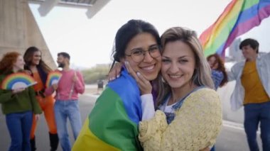 Bir grup heyecanlı genç arkadaşı olan lezbiyen çift, eşcinsellerin gurur gününde birlikte eğleniyorlar. LGBT topluluğundan neşeli insanlar dışarıda gülüp kucaklaşıyorlar. Z nesli ve açık fikirli. 