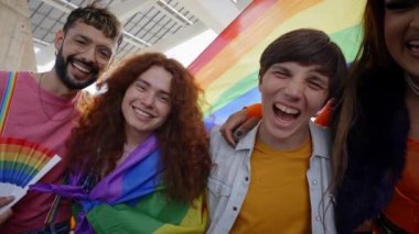 Bir grup heyecanlı genç arkadaş eşcinseller gününde birlikte eğleniyorlar. LGBT topluluğundan neşeli insanlar dışarıda gülüp kucaklaşıyorlar. Z nesli ve açık fikirli. 