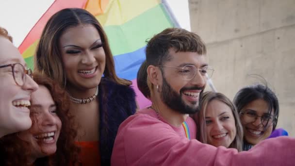 Çeşitli Mutlu Gençler Sosyal Medyada Eşcinsellerin Gurur Gününü Kutlamak Için — Stok video
