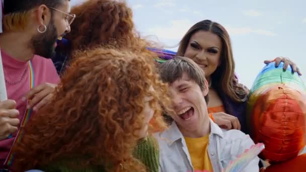 Diverse Teman Teman Muda Kelompok Ceria Merayakan Festival Kebanggaan Gay — Stok Video