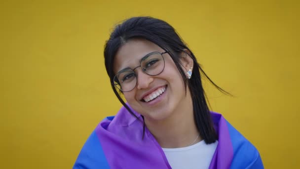 Joven Sonriente Bandera Arcoíris Lesbiana Sobre Hombros Aislados Fondo Amarillo — Vídeos de Stock