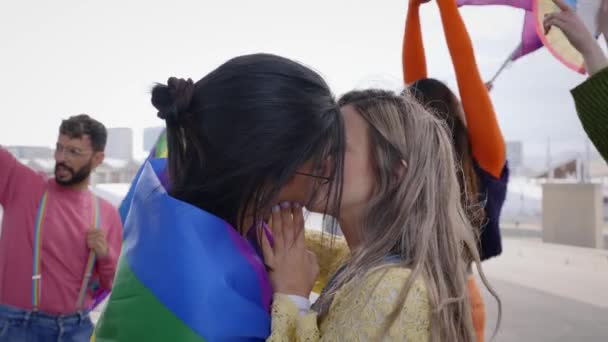 Dua Gadis Muda Penuh Kasih Berciuman Festival Kebanggaan Gay Luar — Stok Video