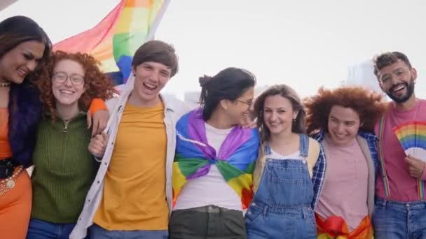 市内のゲイのプライドパレードの日に一緒に散歩若い陽気な友人のグループ Lgbtコミュニティは カメラの屋外で笑みを浮かべて抱擁ポーズ Z世代と性解放 — ストック動画