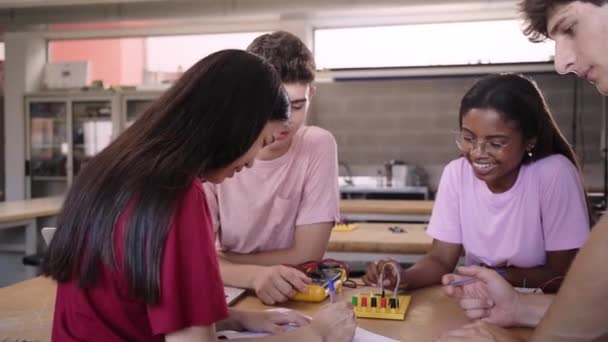 Grupo Jóvenes Estudiantes Multirraciales Una Escuela Secundaria Técnica Haciendo Proyecto — Vídeos de Stock